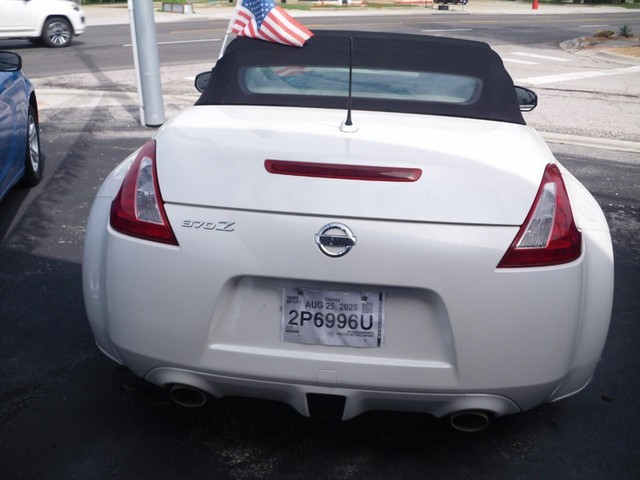 Nissan 370Z Vehicle Full-screen Gallery Image 03