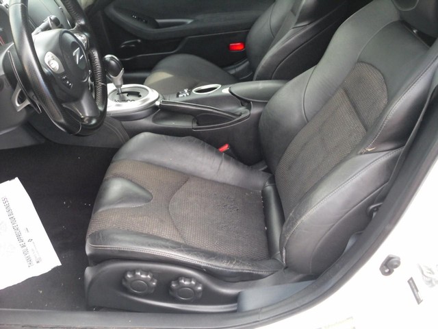 Nissan 370Z Vehicle Full-screen Gallery Image 04