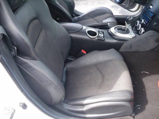 Nissan 370Z Vehicle Full-screen Gallery Image 05