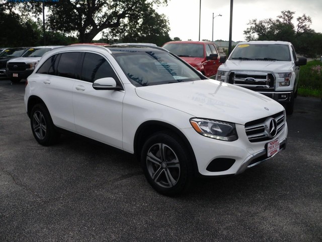 Mercedes-Benz GLC Vehicle Full-screen Gallery Image 02