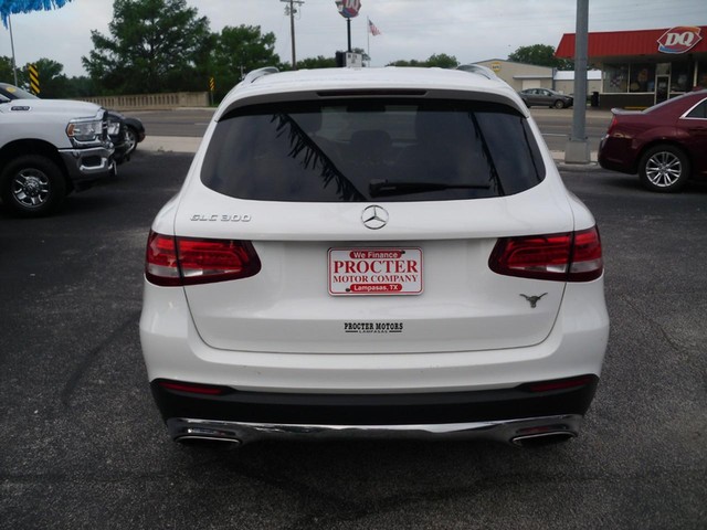 Mercedes-Benz GLC Vehicle Full-screen Gallery Image 03