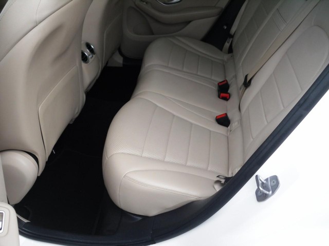 Mercedes-Benz GLC Vehicle Full-screen Gallery Image 05