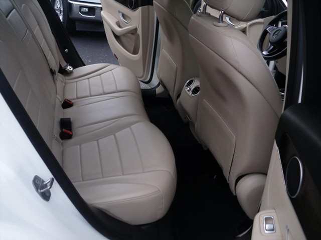 Mercedes-Benz GLC Vehicle Full-screen Gallery Image 06