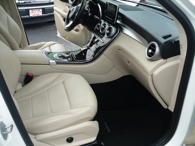 Mercedes-Benz GLC Vehicle Full-screen Gallery Image 07