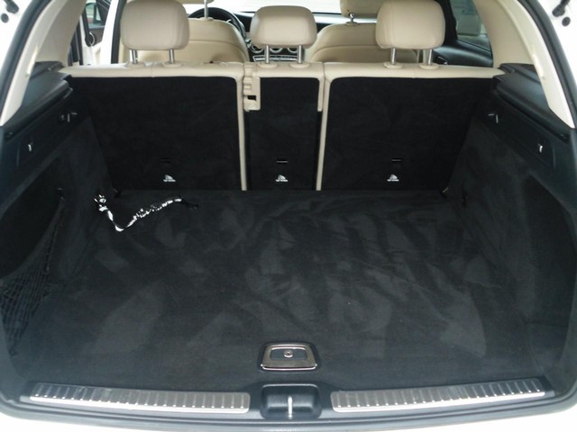 Mercedes-Benz GLC Vehicle Full-screen Gallery Image 08