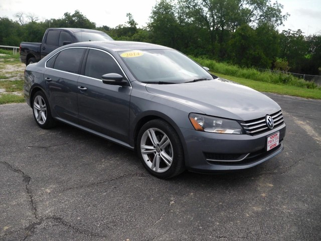 Volkswagen Passat Vehicle Full-screen Gallery Image 02