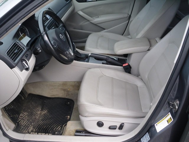 Volkswagen Passat Vehicle Full-screen Gallery Image 04