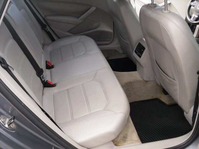 Volkswagen Passat Vehicle Full-screen Gallery Image 05