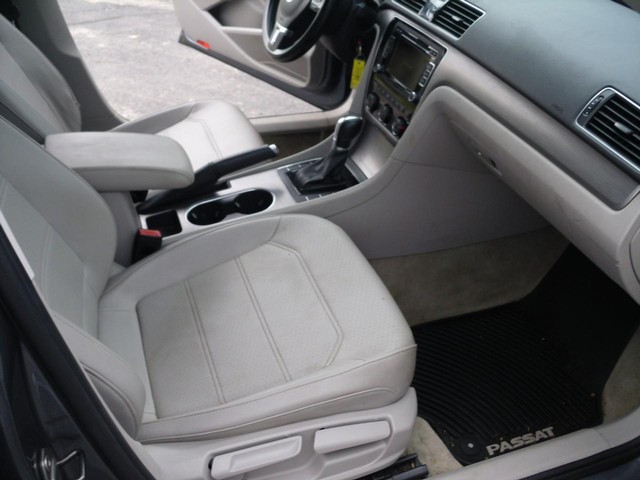 Volkswagen Passat Vehicle Full-screen Gallery Image 06