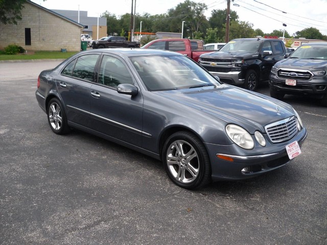 Mercedes-Benz E-Class Vehicle Full-screen Gallery Image 02