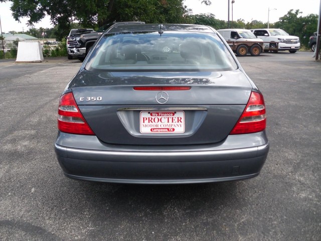 Mercedes-Benz E-Class Vehicle Full-screen Gallery Image 03