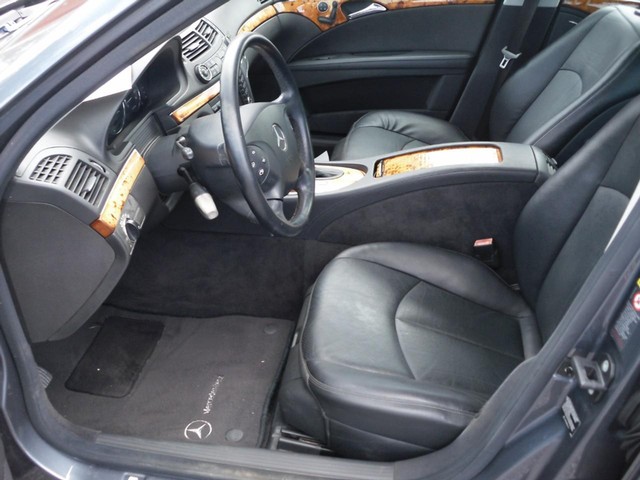 Mercedes-Benz E-Class Vehicle Full-screen Gallery Image 04