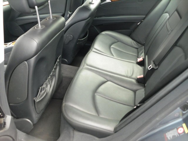 Mercedes-Benz E-Class Vehicle Full-screen Gallery Image 05