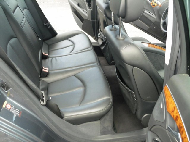 Mercedes-Benz E-Class Vehicle Full-screen Gallery Image 06