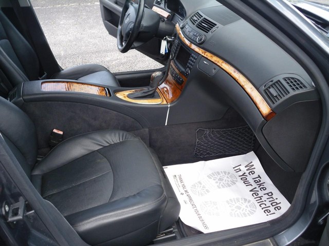 Mercedes-Benz E-Class Vehicle Full-screen Gallery Image 07