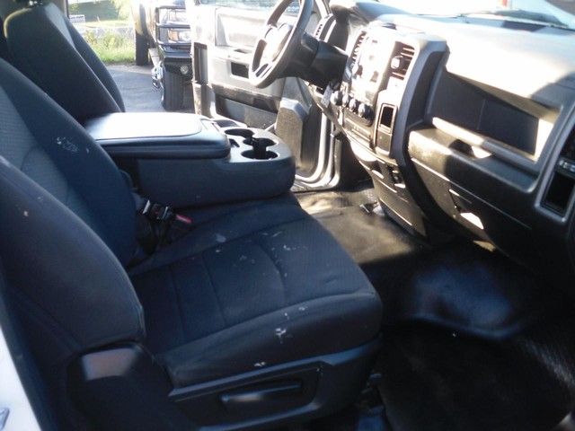 Ram 1500 Classic Vehicle Full-screen Gallery Image 05