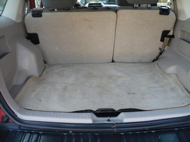 Ford Escape Vehicle Full-screen Gallery Image 08