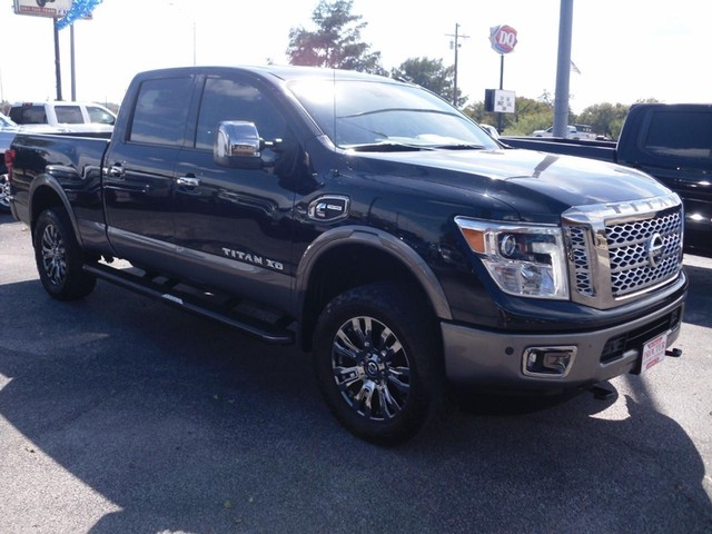 Nissan Titan XD Vehicle Full-screen Gallery Image 02