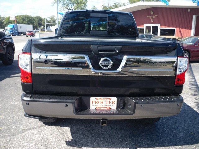 Nissan Titan XD Vehicle Full-screen Gallery Image 03