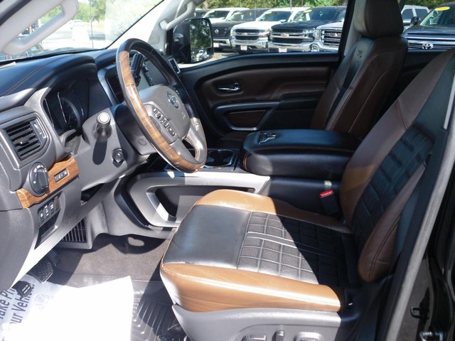 Nissan Titan XD Vehicle Full-screen Gallery Image 04