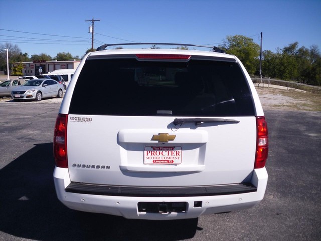 Chevrolet Suburban Vehicle Full-screen Gallery Image 03