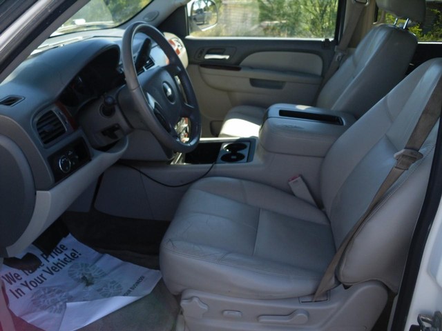 Chevrolet Suburban Vehicle Full-screen Gallery Image 04