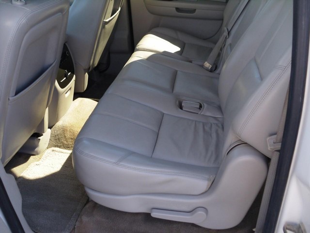 Chevrolet Suburban Vehicle Full-screen Gallery Image 05