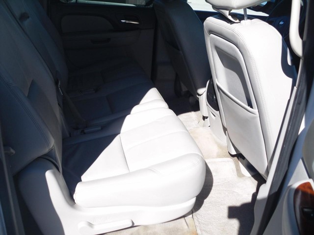 Chevrolet Suburban Vehicle Full-screen Gallery Image 06