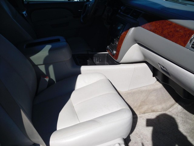 Chevrolet Suburban Vehicle Full-screen Gallery Image 07