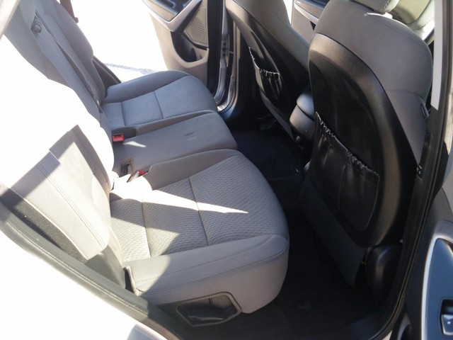 Hyundai Santa Fe Sport Vehicle Full-screen Gallery Image 05