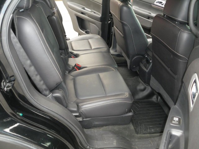 Ford Explorer Vehicle Full-screen Gallery Image 06