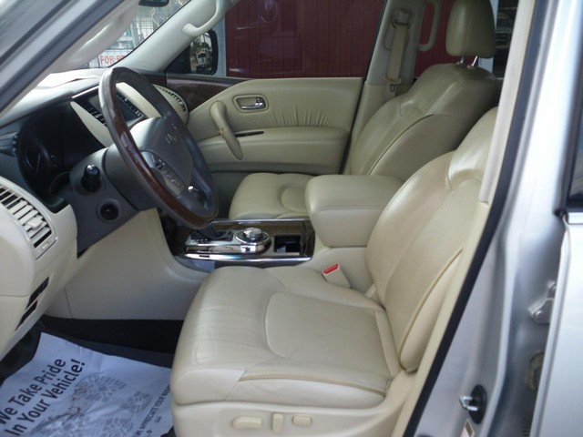 INFINITI QX80 Vehicle Full-screen Gallery Image 04