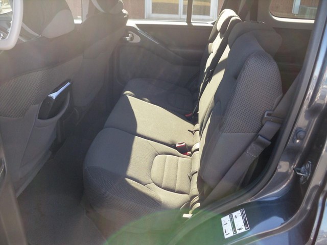 Nissan Pathfinder Vehicle Full-screen Gallery Image 05