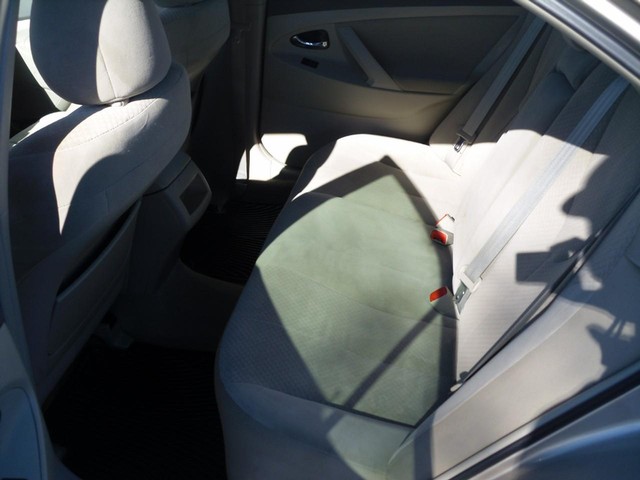 Toyota Camry Vehicle Full-screen Gallery Image 05