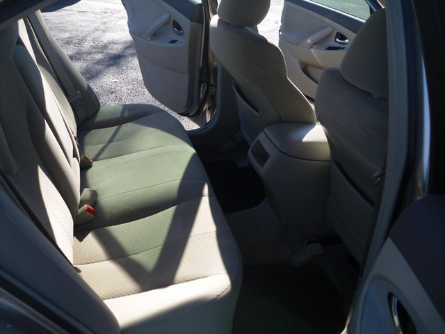 Toyota Camry Vehicle Full-screen Gallery Image 06