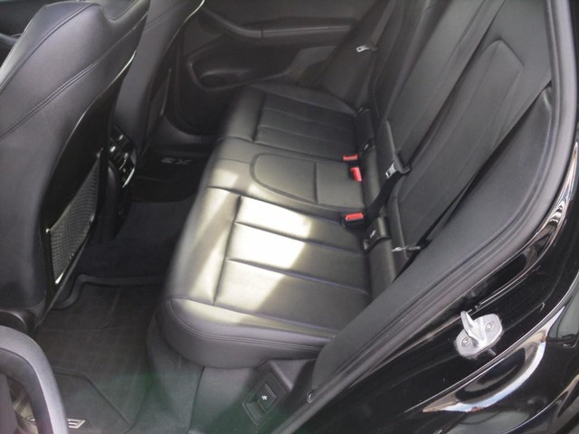 BMW X3 Vehicle Full-screen Gallery Image 05