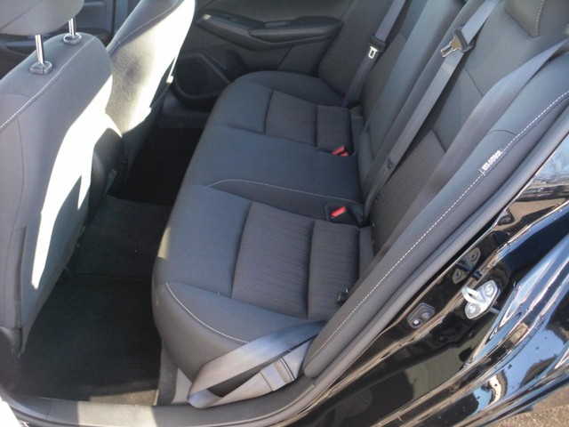 Nissan Altima Vehicle Full-screen Gallery Image 05