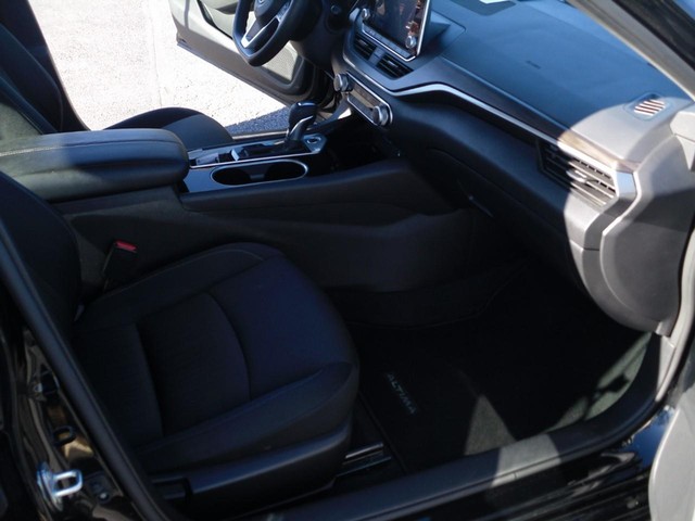 Nissan Altima Vehicle Full-screen Gallery Image 07