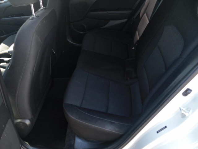 Hyundai Elantra Vehicle Full-screen Gallery Image 05