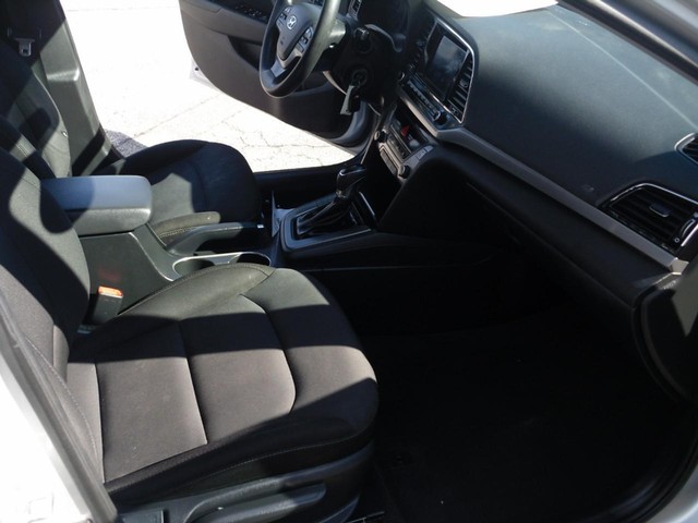 Hyundai Elantra Vehicle Full-screen Gallery Image 07