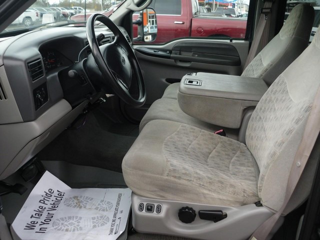 Ford Super Duty F-350 DRW Vehicle Full-screen Gallery Image 04