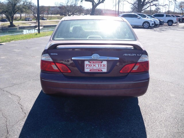 Toyota Avalon Vehicle Full-screen Gallery Image 03