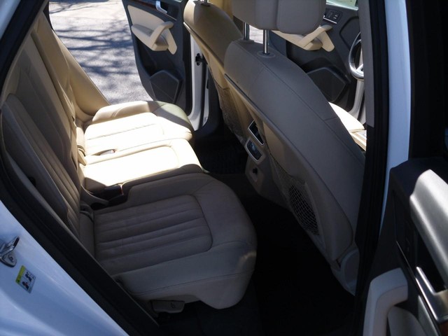 Audi Q5 Vehicle Full-screen Gallery Image 06