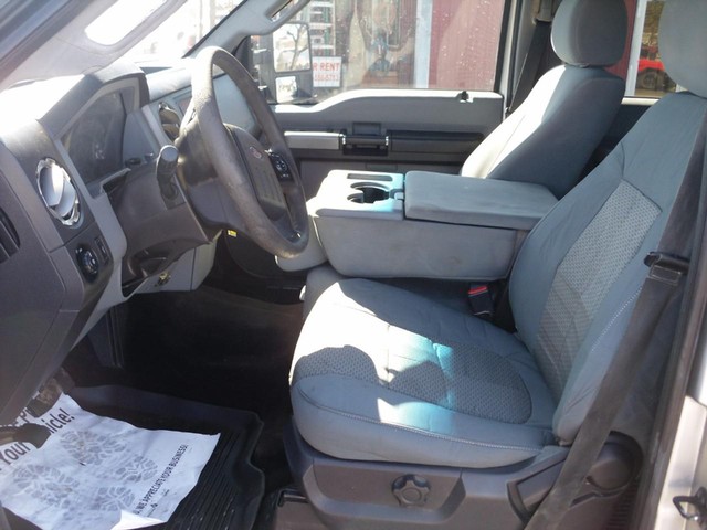 Ford Super Duty F-250 SRW Vehicle Full-screen Gallery Image 04