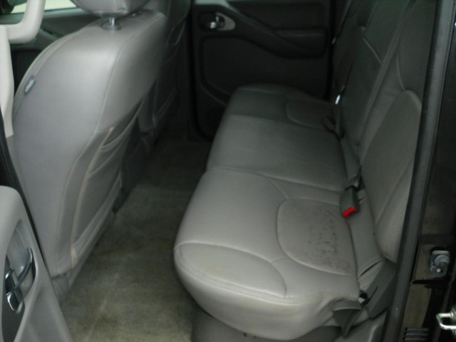 Nissan Frontier Vehicle Full-screen Gallery Image 05