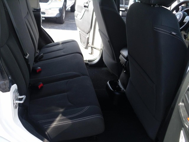 Jeep Wrangler JK Unlimited Vehicle Full-screen Gallery Image 05