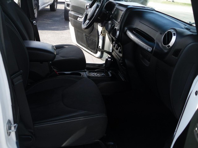 Jeep Wrangler JK Unlimited Vehicle Full-screen Gallery Image 06