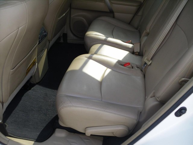 Toyota Highlander Vehicle Full-screen Gallery Image 05