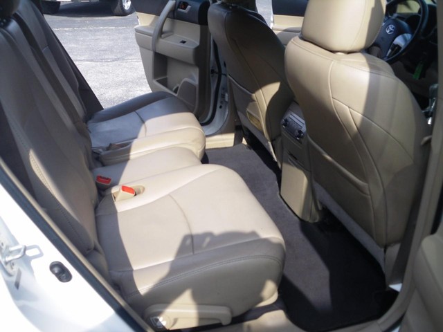 Toyota Highlander Vehicle Full-screen Gallery Image 06