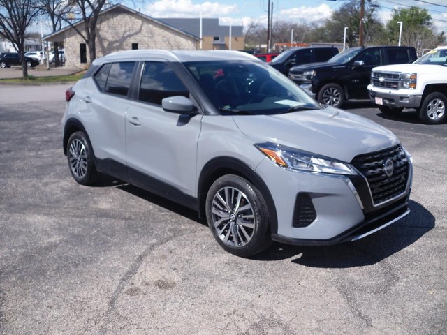 Nissan Kicks Vehicle Full-screen Gallery Image 02